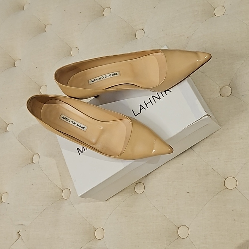 Manolo Blahnik Patent Pump in Nude 39